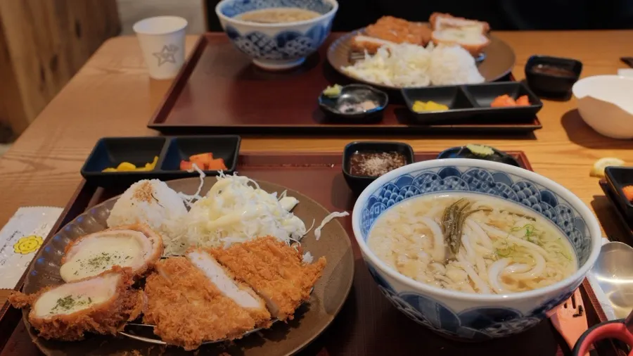 A bowl of bukkake udon served with lemon