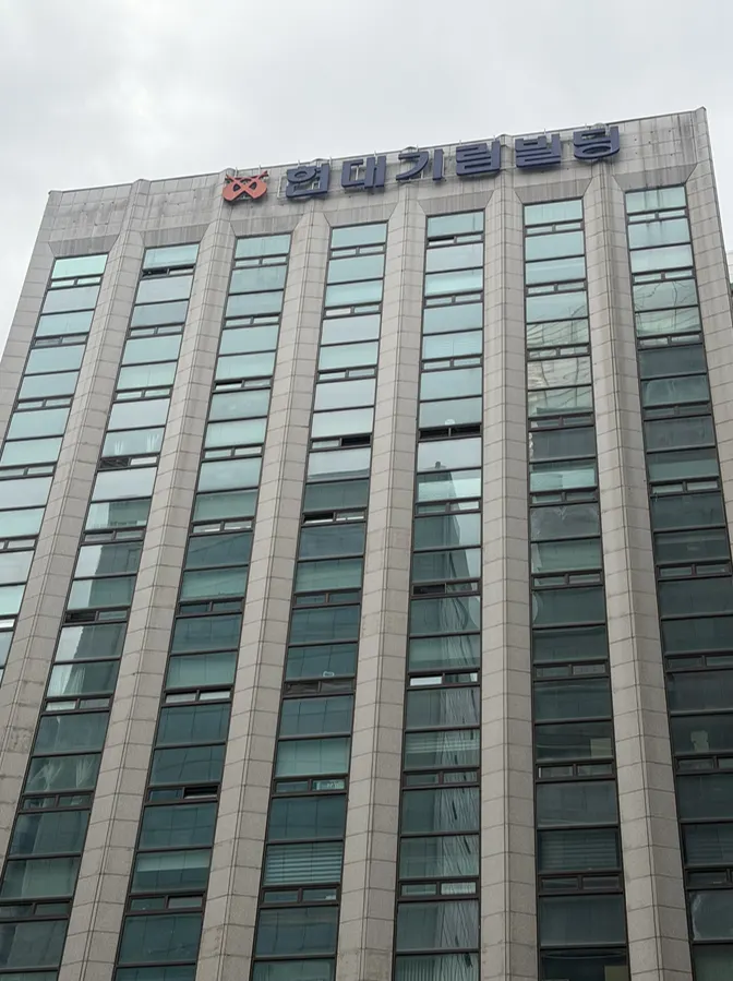 Entrance to Hyundai Girim Officetel through the ground-level parking area