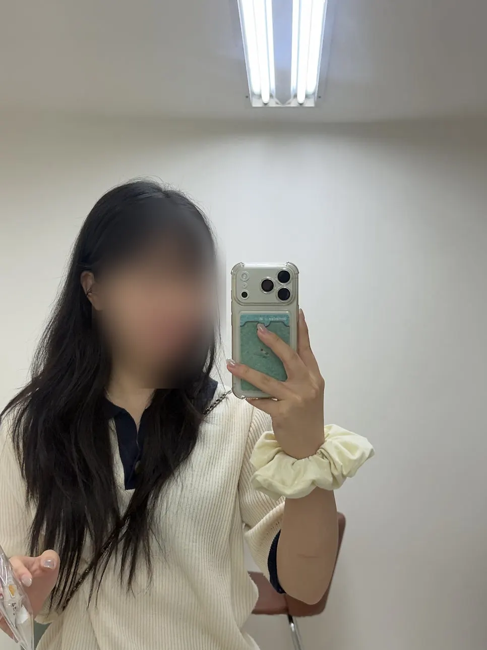 Eyebrow shape with a slight arch