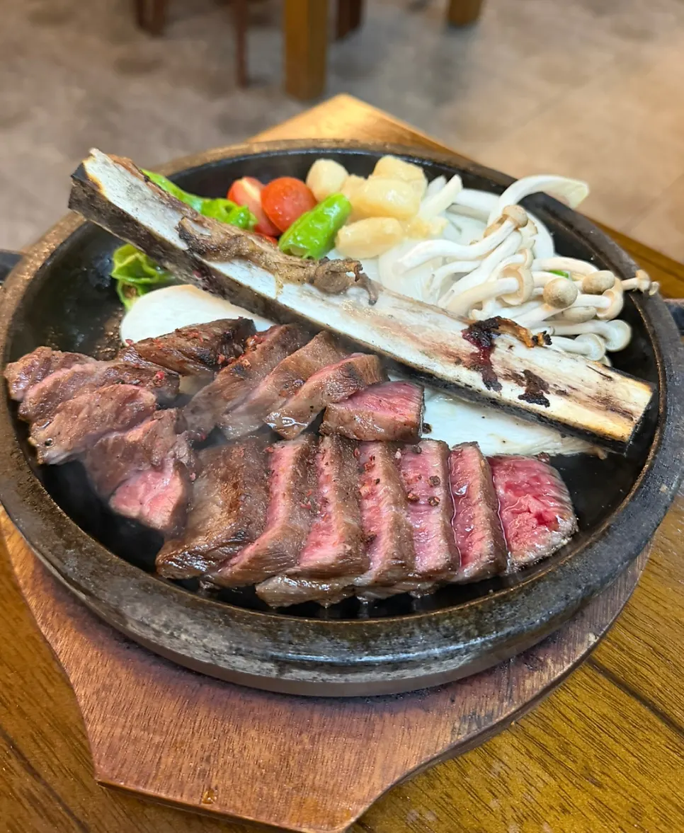 구워져 나온 한우꽃갈비살구이와 가니쉬