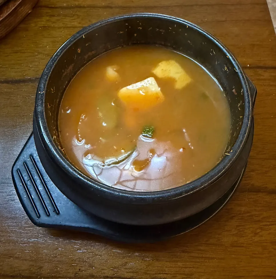 두부와 야채가 푸짐한 된장찌개