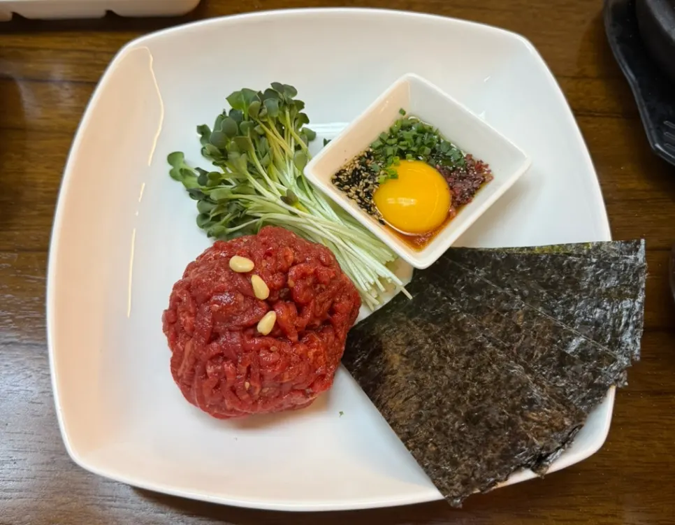 양념장과 김이 함께 나온 전라도식 한우육회