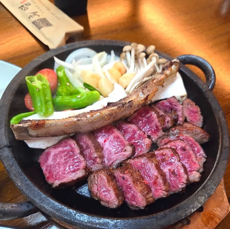 200g Korean beef flower rib grilled on a cast-iron stone plate