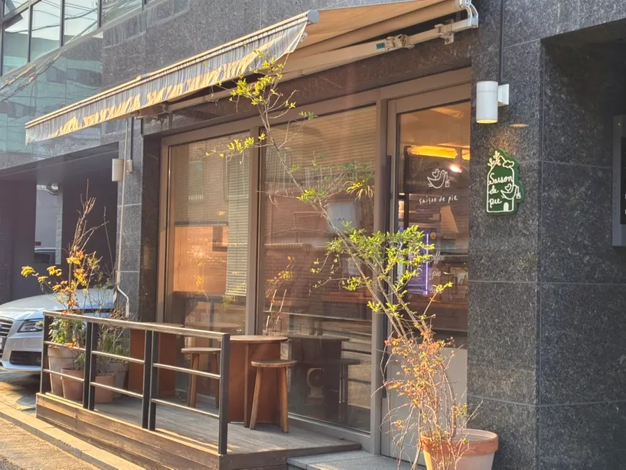 Exterior of Saison de Pie in an alley near Seocho Station