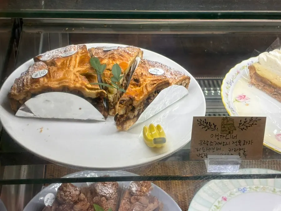 Traditional French-Swiss style Engadiner pie