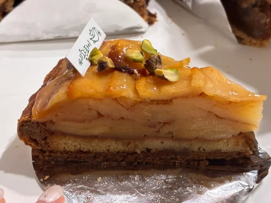 Cross-section of apple pie showing the apple texture