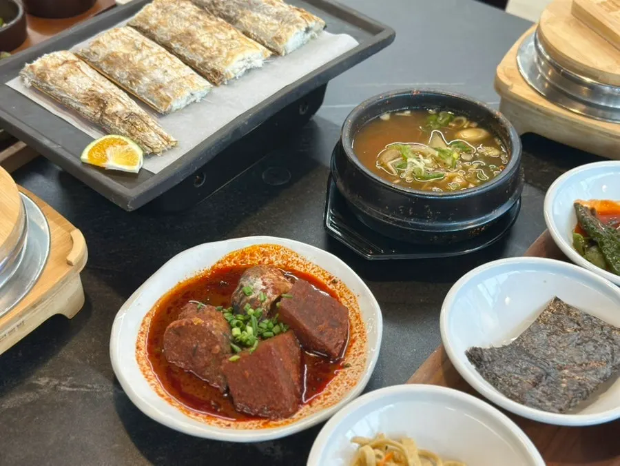 제주 생선 요리가 올라간 한정식 상차림