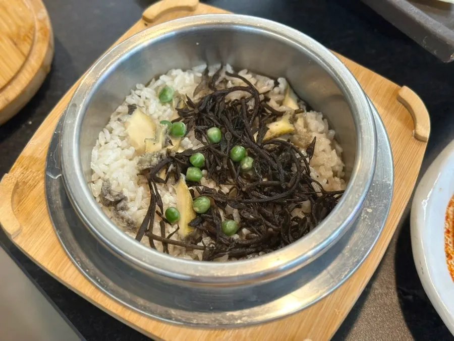 전복과 톳이 들어간 전복 솥밥