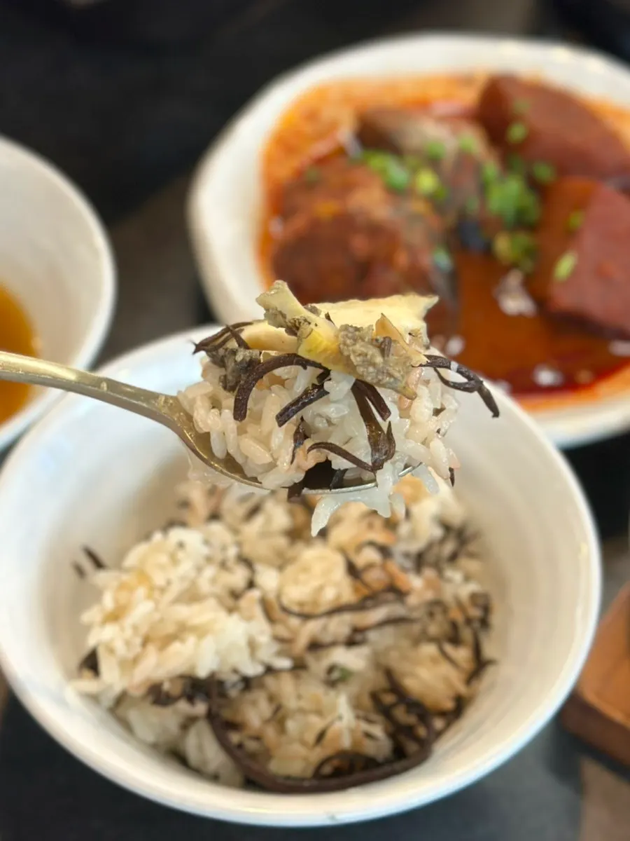 갓 지은 뜨거운 전복 솥밥