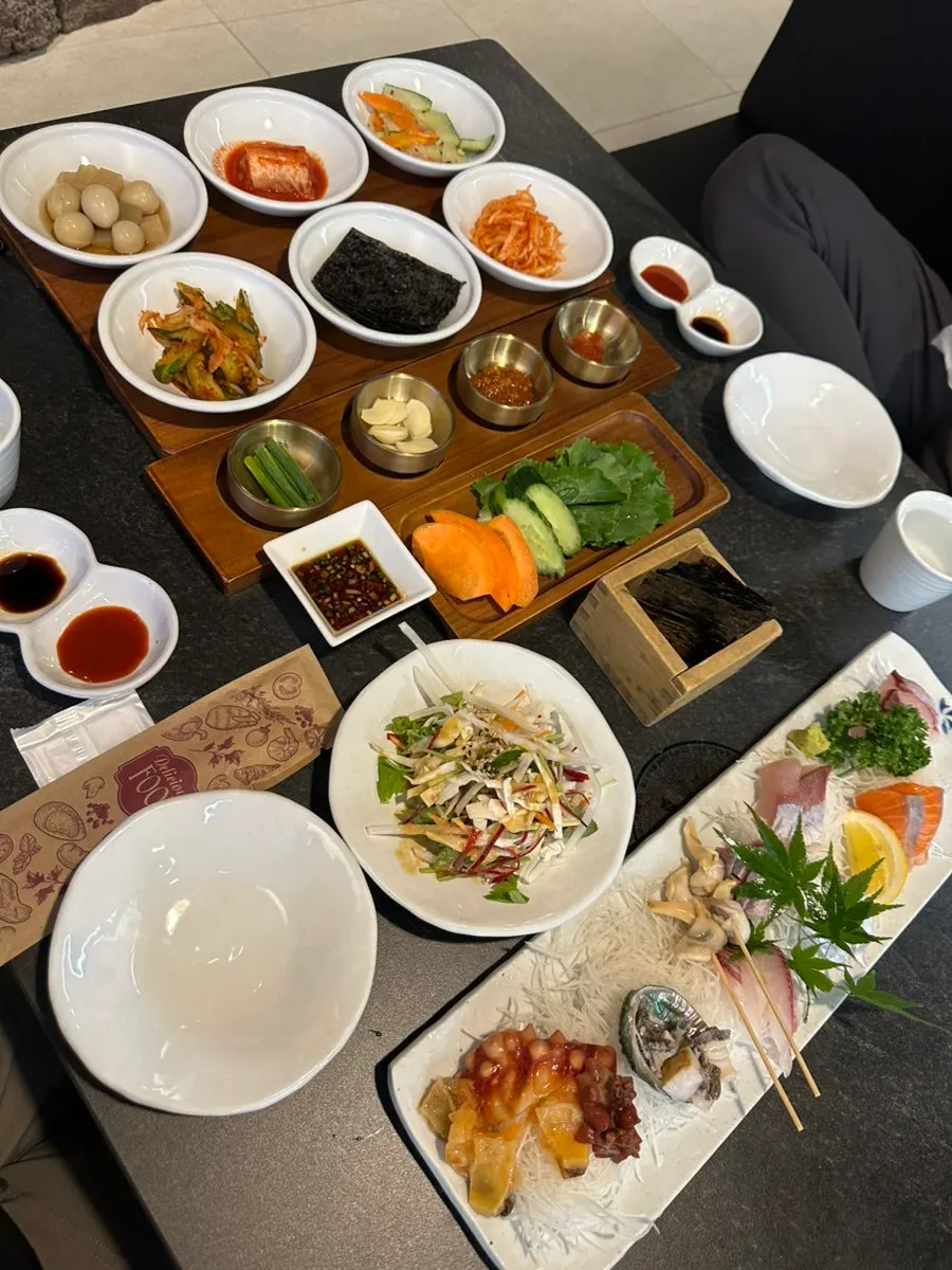 한라산 정식 주문 전 세팅된 식탁