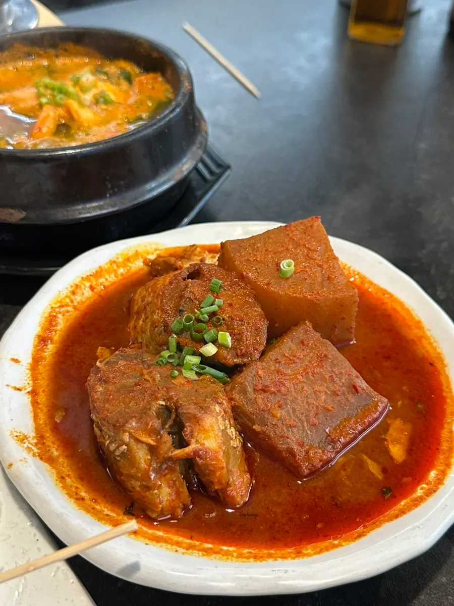 한정식 상차림 일부 클로즈업