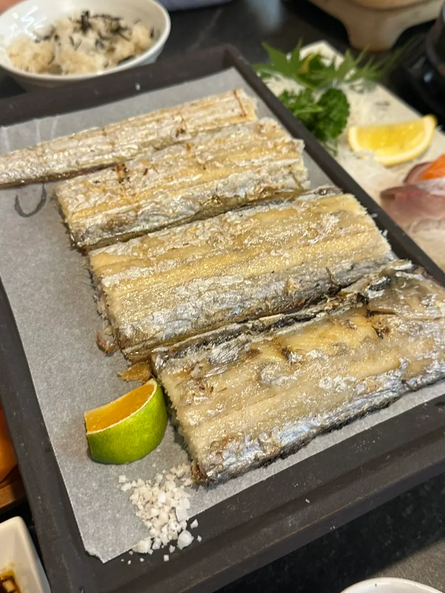 큼직한 갈치구이 한 접시
