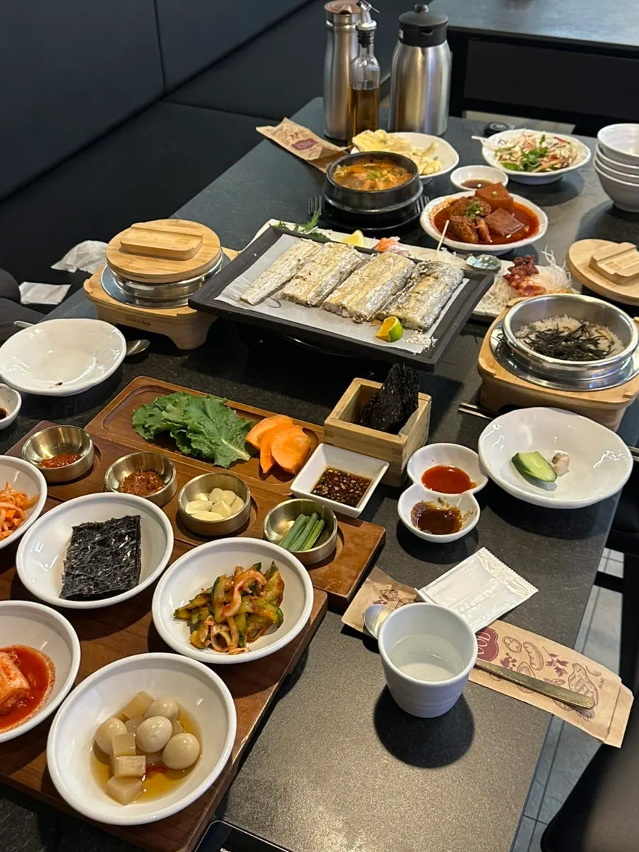 윤기 도는 밥과 반찬 조합