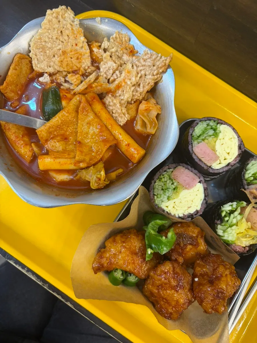 밥은 얇고 속재료가 가득한 더블치즈달걀김밥