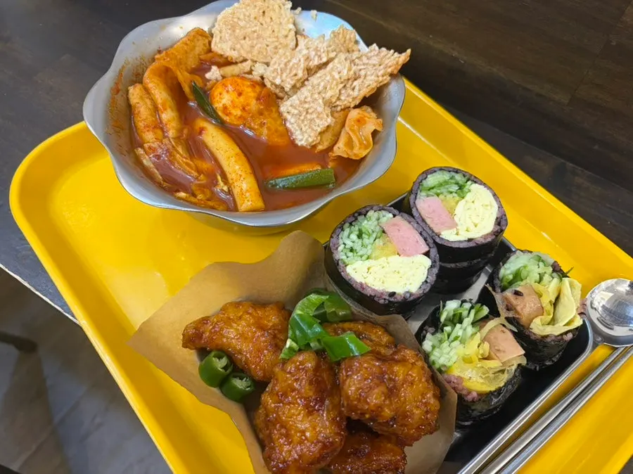 달걀과 치즈가 보이는 김밥 단면