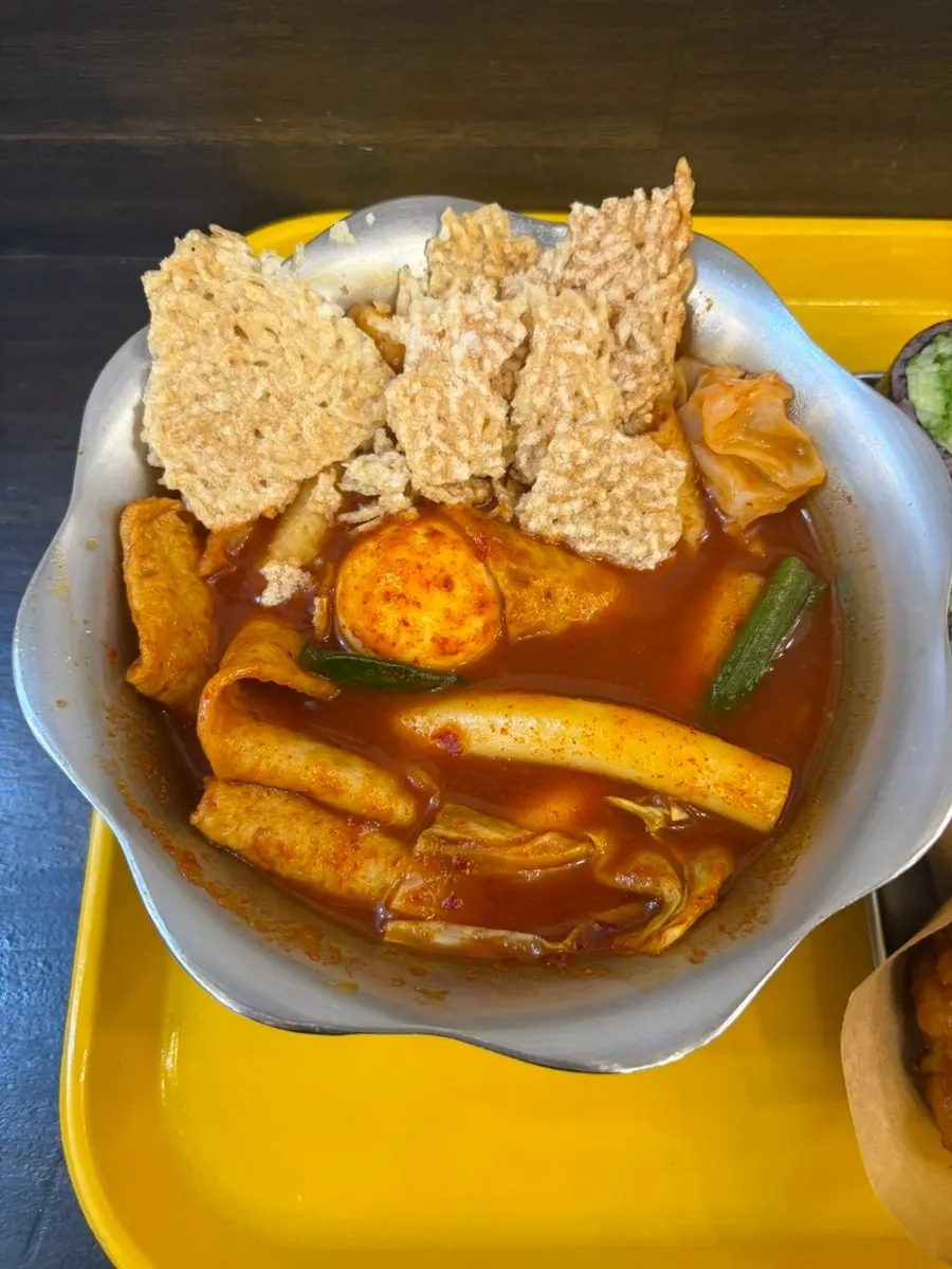 양념이 밴 누룽지가 보이는 떡볶이