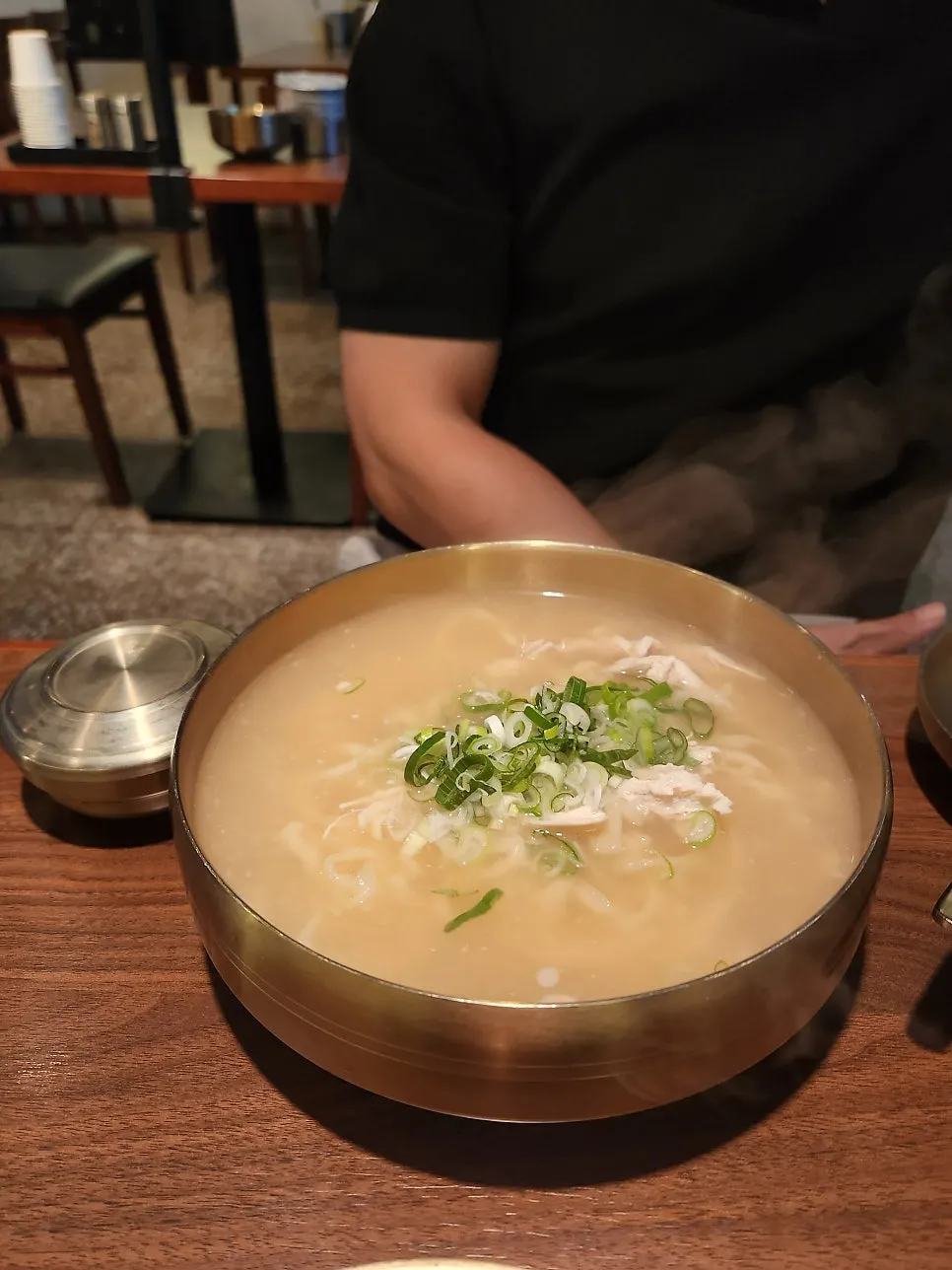 맑은 국물의 닭칼국수 한 그릇