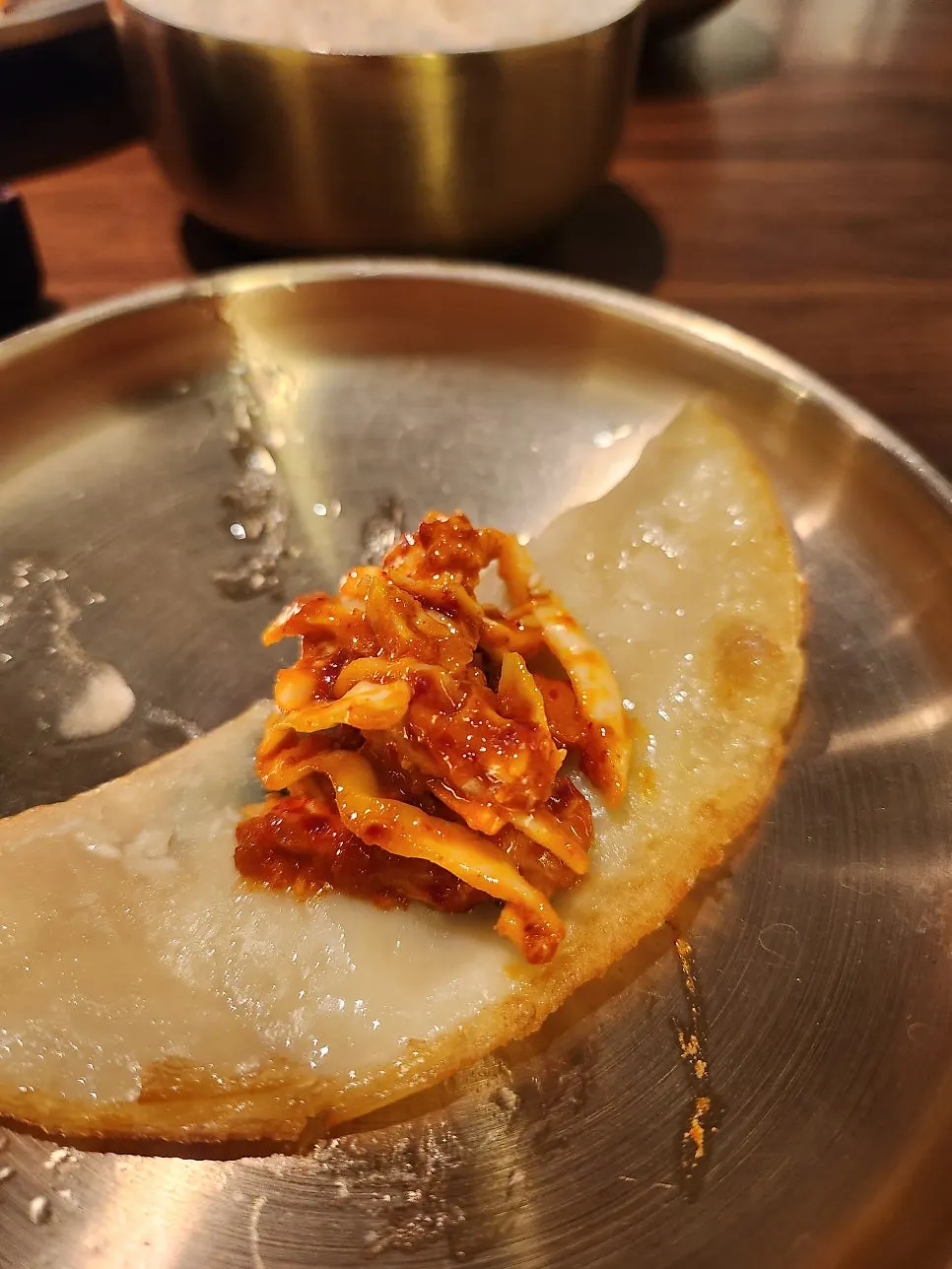 납작만두에 싸 먹는 매콤 새콤한 닭무침