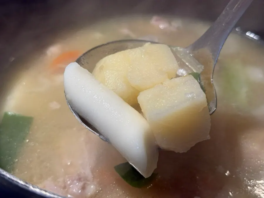 Dak han mari broth with rice cake sticks and potatoes