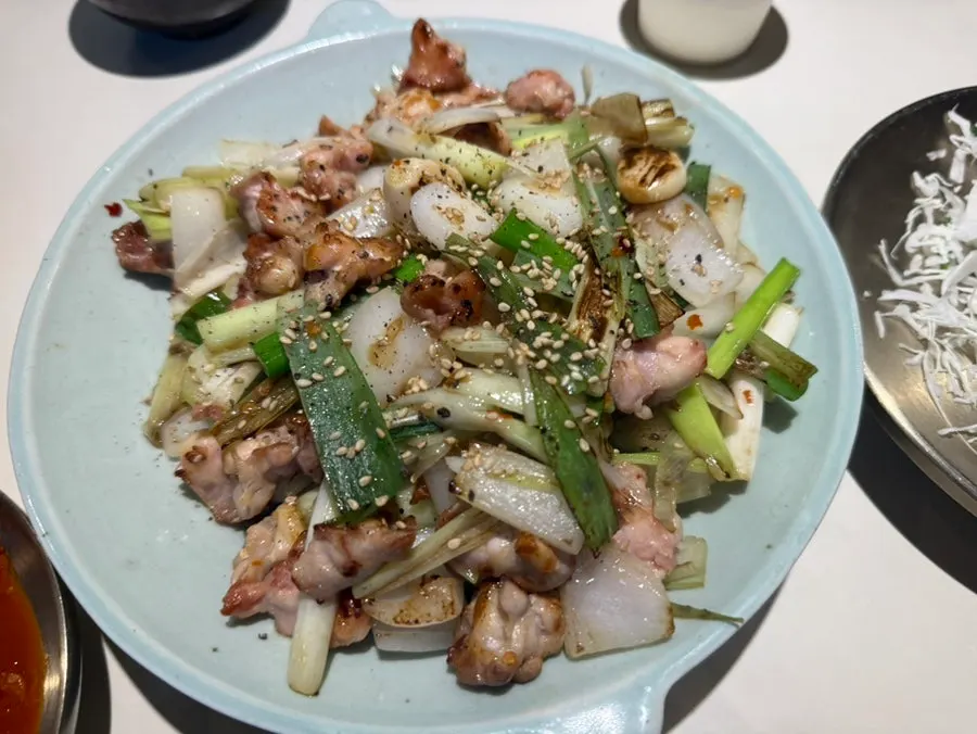 Grilled chicken cartilage with salt, stir-fried with green onion and onion