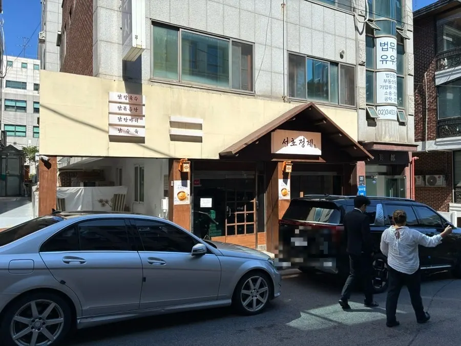 The way to Seocho Jeonggye through the alley near Seocho Station