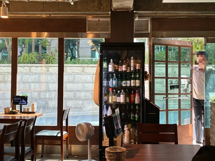 Seocho Jeonggye's dining room packed full on a Sunday lunch