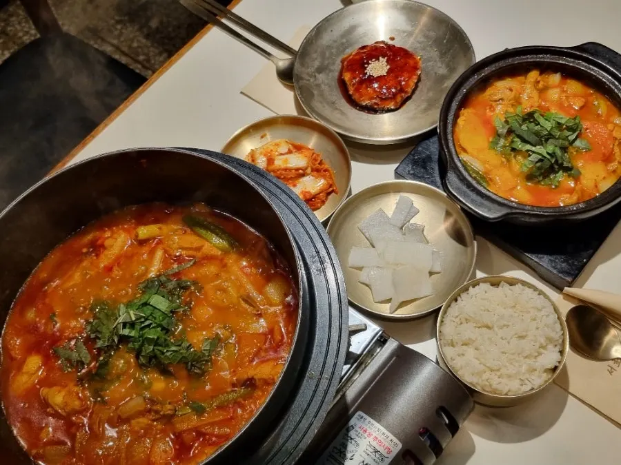 Solo boneless dak-bokkeumtang table setting at Seocho Jeonggye
