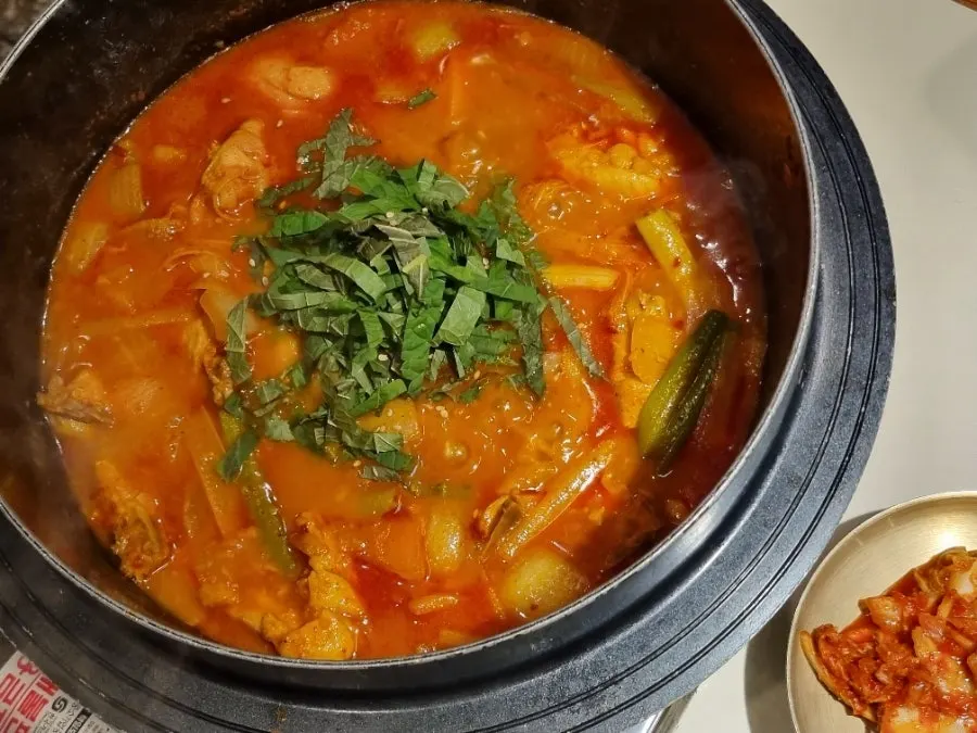 Geotjeori served alongside dak-bokkeumtang
