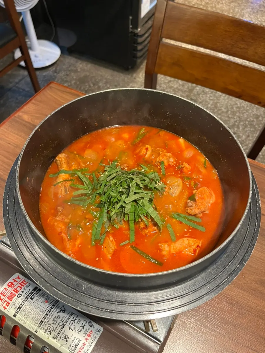 젓가락으로 집은 배추겉절이