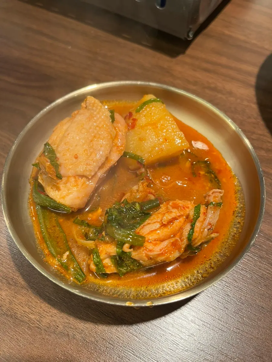초계국수에 들어간 찢은 닭살