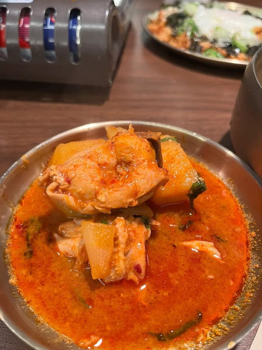 반숙 후라이 두 개 올린 닭오돌뼈볶음밥