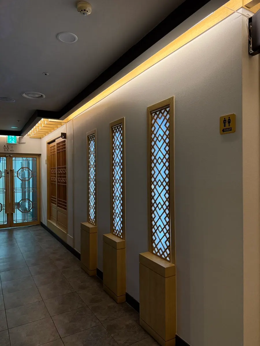 Quiet hall seating during dinner hours