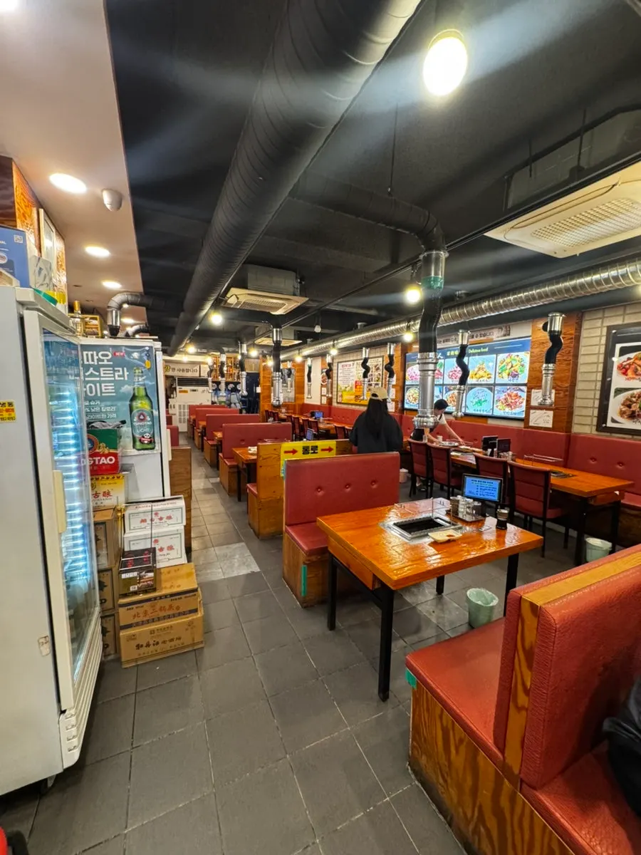 Interior seating at Hanseong Yang Kkochi Gyodae Branch 2