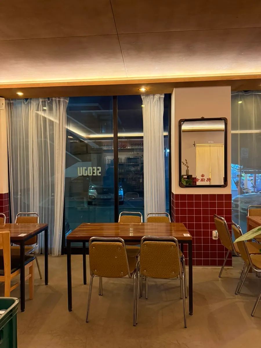 Seating at Seo Jubang suited to group gatherings