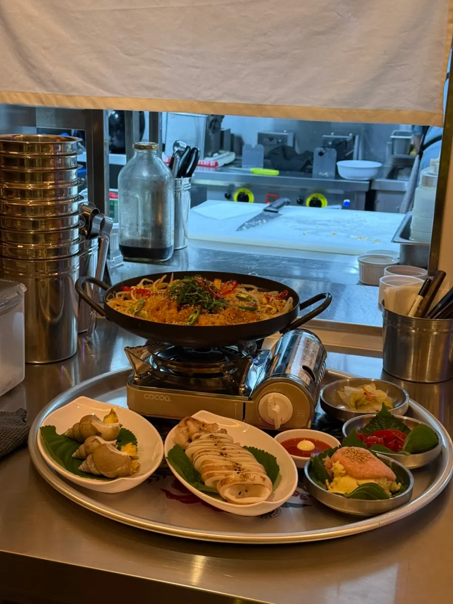 A table spread showing Seo Jubang's varied cooked dishes