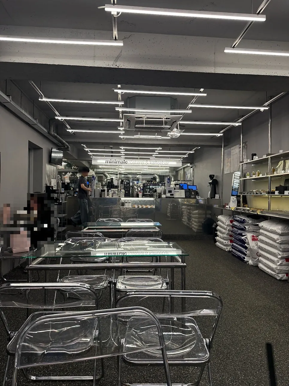 Seating combining metal fixtures and clear tables
