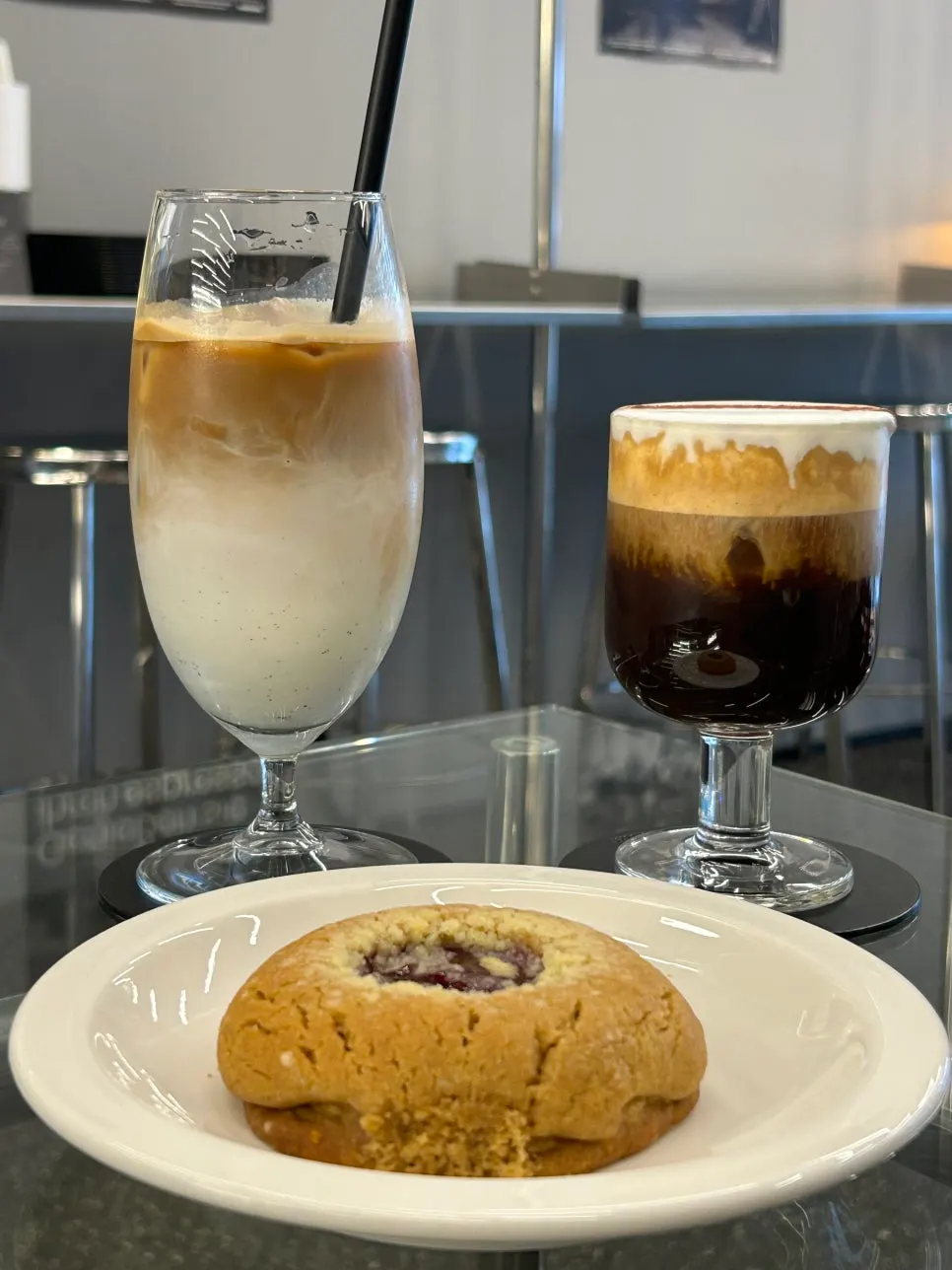 注文したドリンク2杯とクッキー