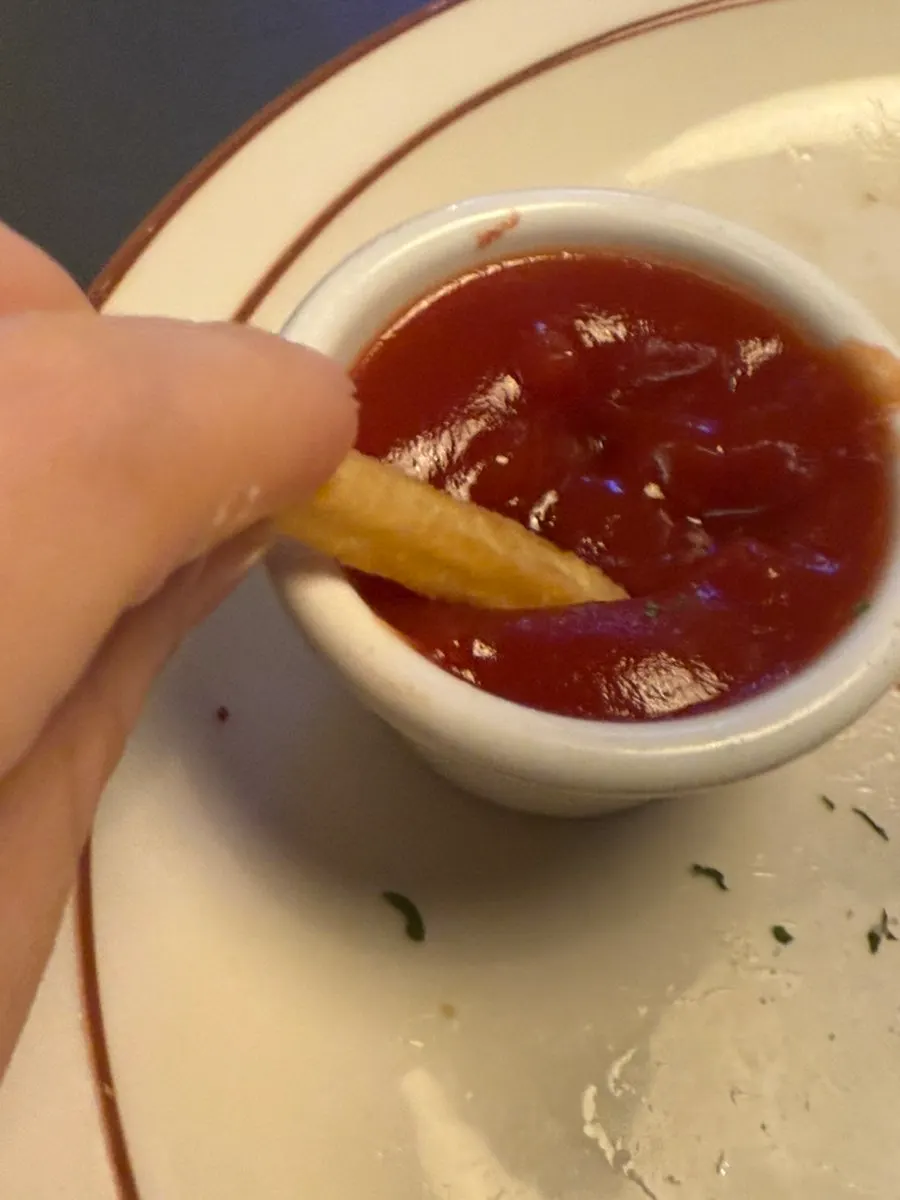 케첩을 곁들인 프렌치프라이