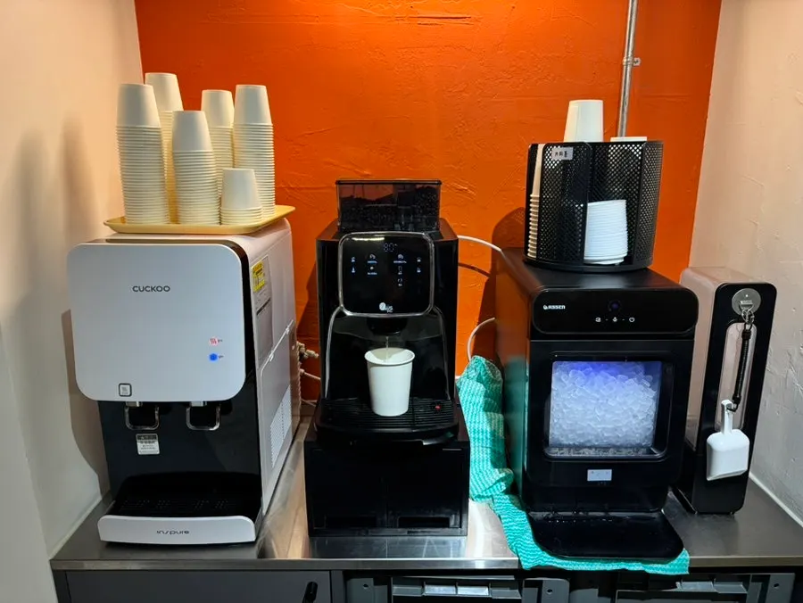 Self-service bar with sauces and hair ties
