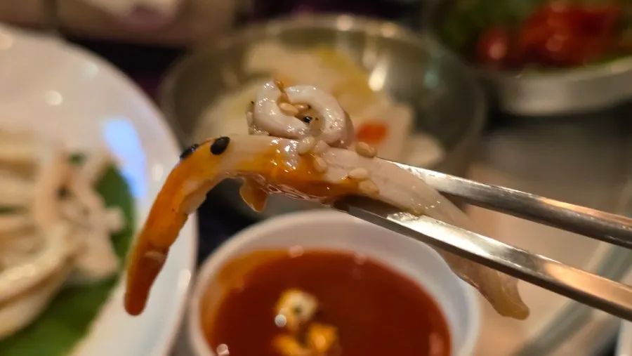 썰어서 제공된 오징어숙회