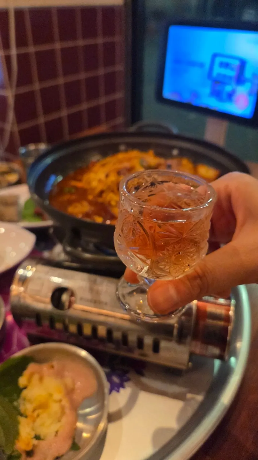 주안상과 술이 놓인 테이블