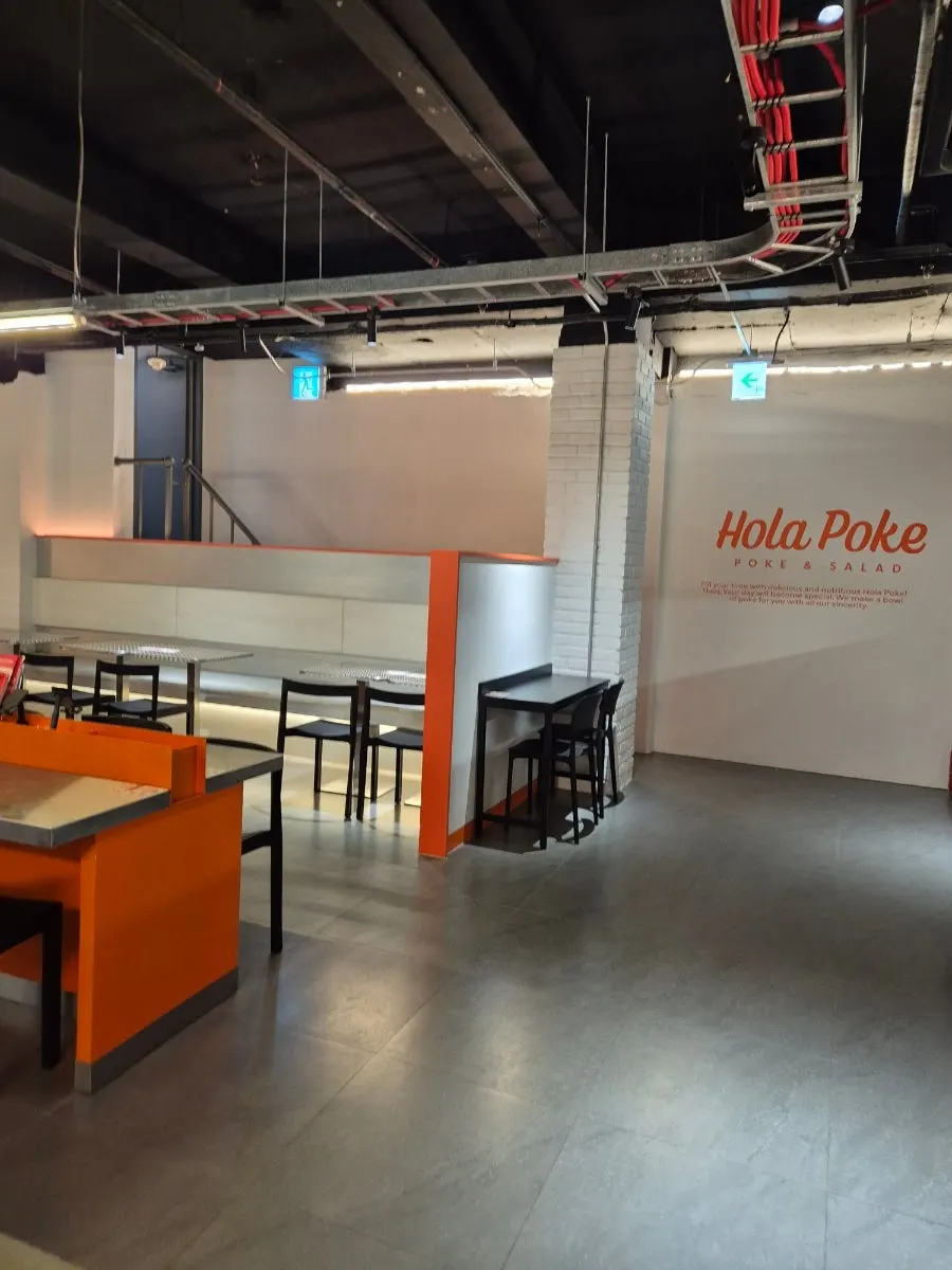Interior seating at Olla Poke Seocho Gyodae Branch