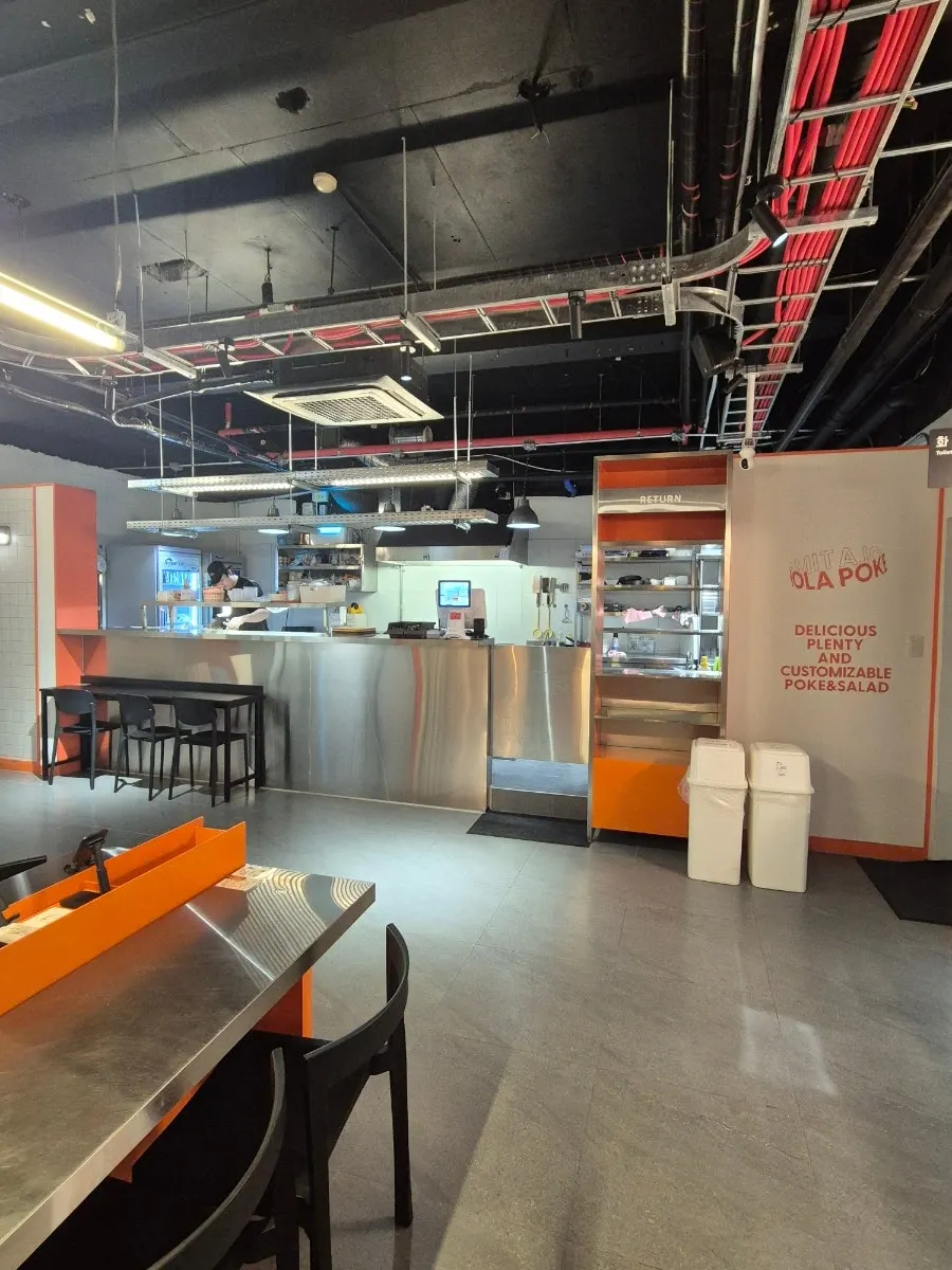 Bright poke restaurant atmosphere