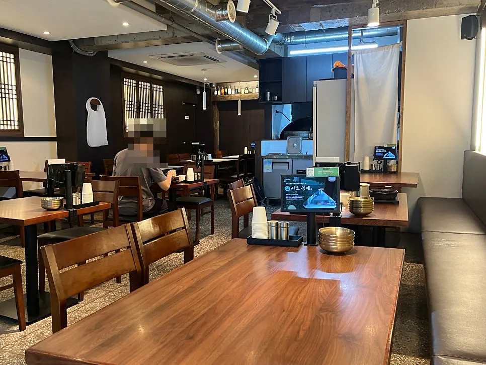 Dining hall seating view at Seocho Jeonggye on a Saturday afternoon