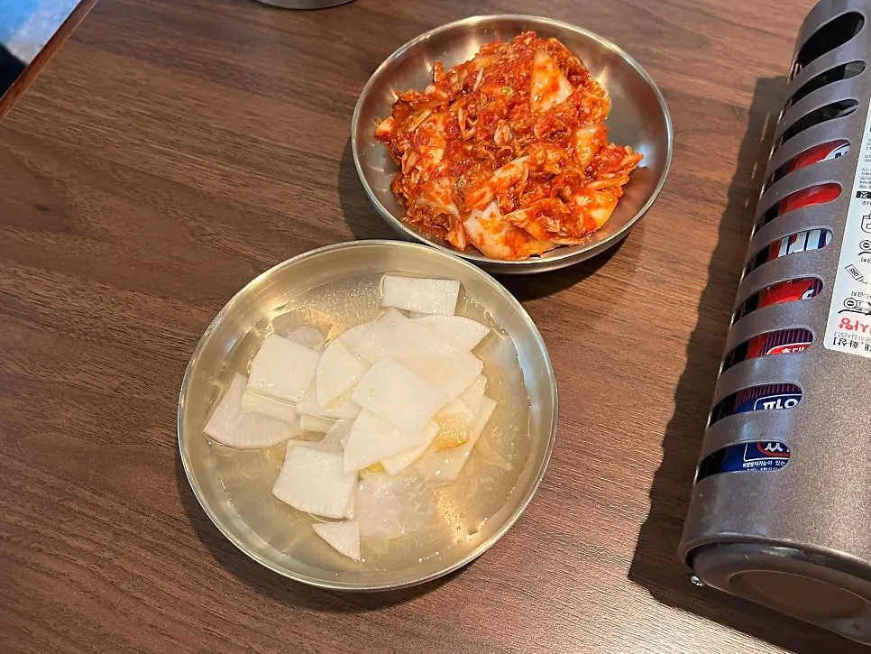Fresh-tossed kimchi and radish basic side dishes