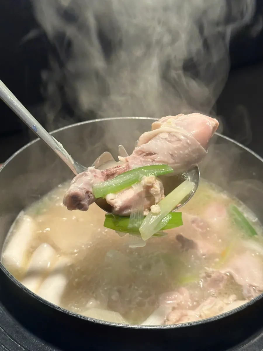 보글보글 끓는 닭한마리 국물