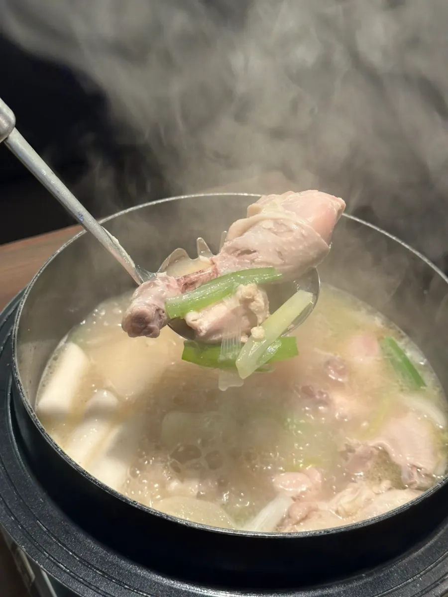 국물을 떠먹는 닭한마리 한 그릇