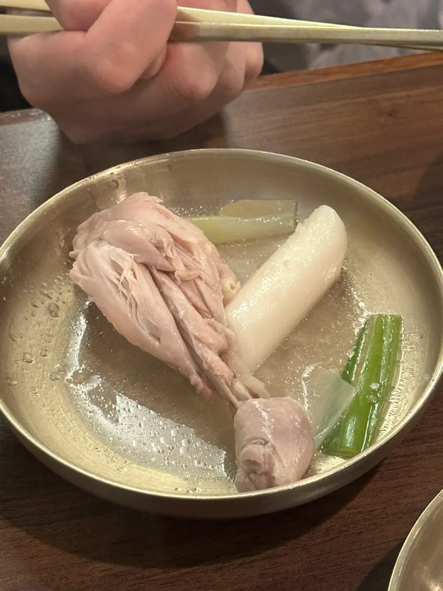말랑한 떡과 닭고기 건더기