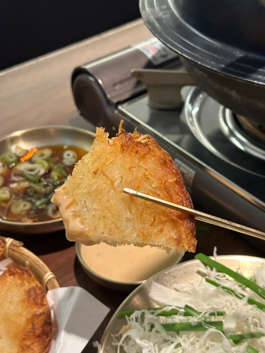 겉바속촉 감자전 단면