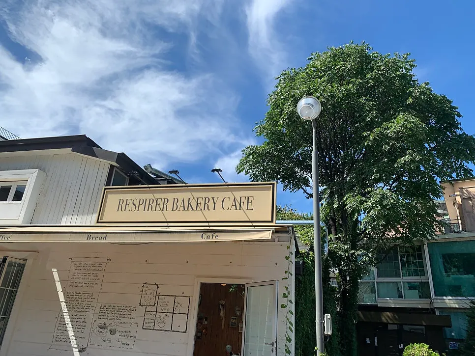 Standalone exterior of Respire Bakery in Seochon